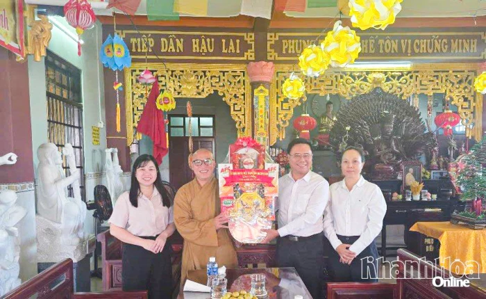 Lãnh đạo Ủy ban MTTQ Việt Nam tỉnh thăm, tặng quà các chức sắc Phật giáo nhân lễ Vu Lan