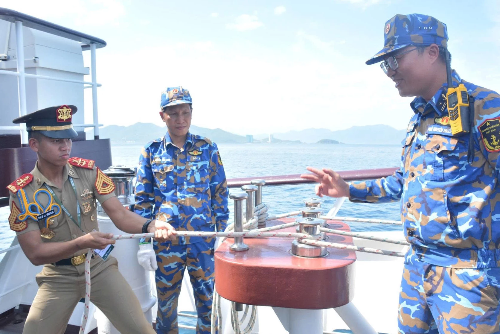 Học viên quốc tế trải nghiệm thao tác kéo dây buồm.