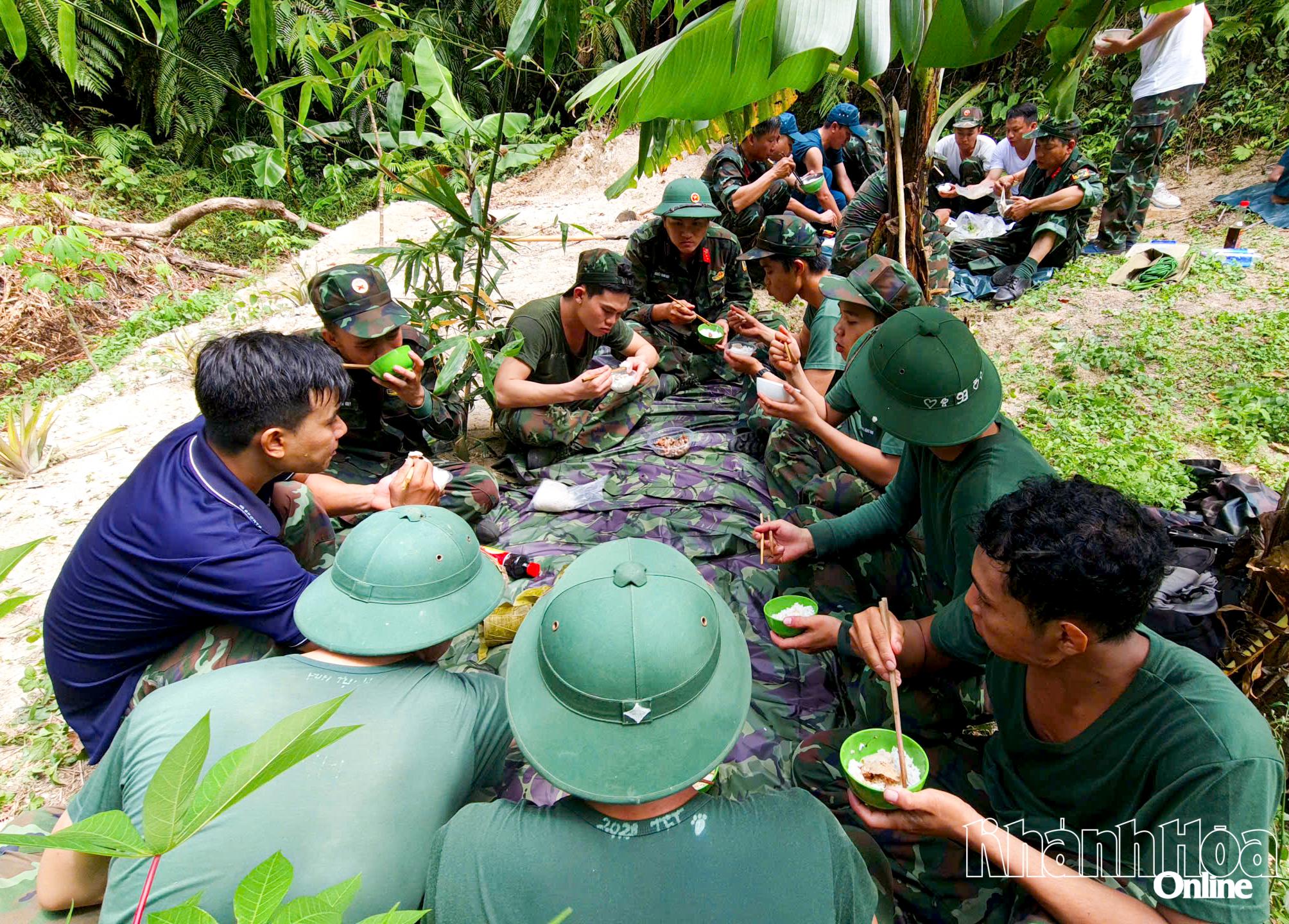 Bữa cơm đơn sơ trưa đầu tiên của các thành viên trên núi Hòn Chảo.