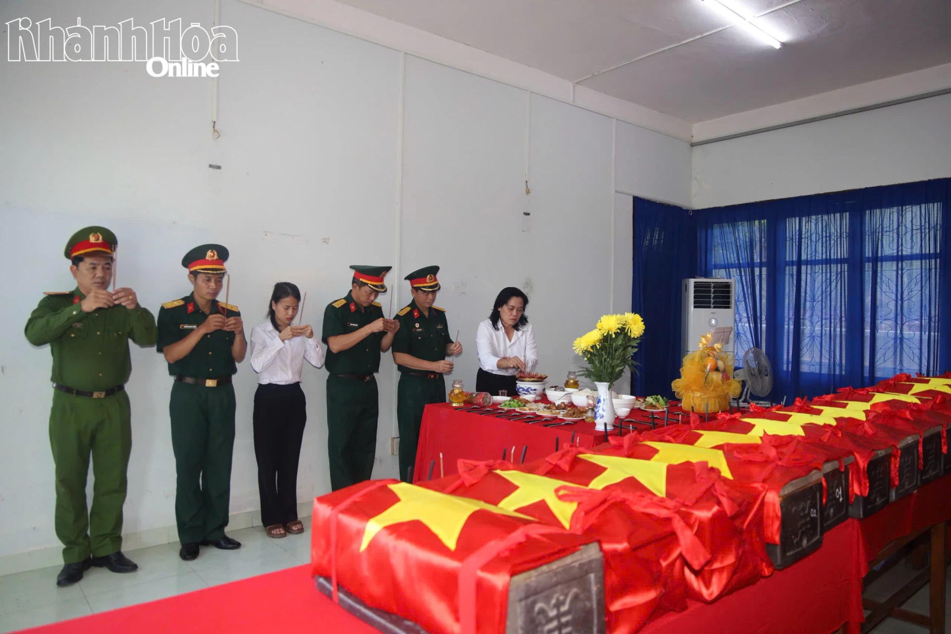 Các đại biểu thành kính dâng hương trước các hài cốt liệt sĩ đang được bảo quản tại nhà quản trang Nghĩa trang liệt sĩ Hòn Dung.