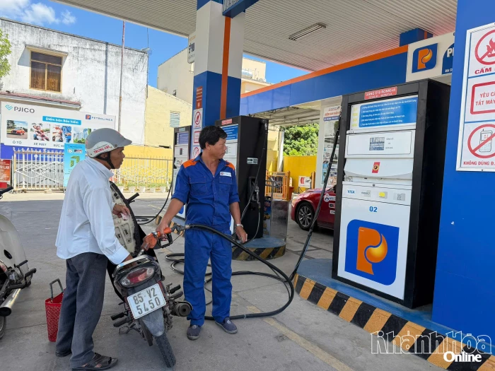 Giá xăng dầu đồng loạt giảm