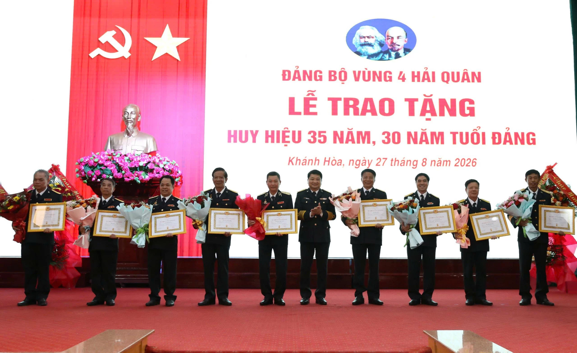 Thủ trưởng Bộ Tư lệnh Vùng trao quyết định, tặng hoa chúc mừng các đảng viên nhận Huy hiệu 35 năm tuổi Đảng