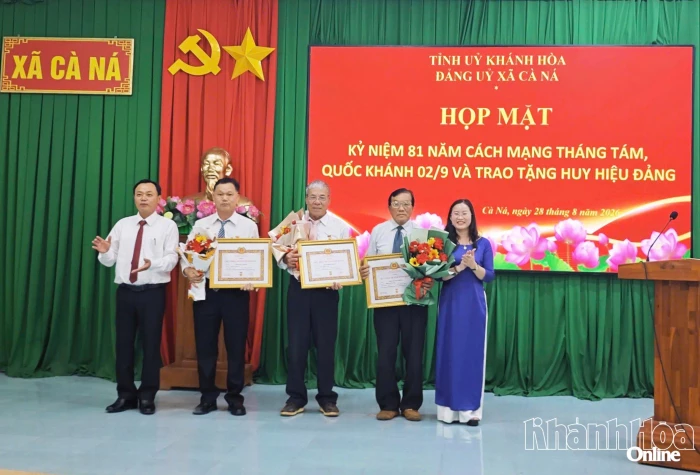 Đảng ủy xã Cà Ná trao Huy hiệu Đảng cho 7 đảng viên