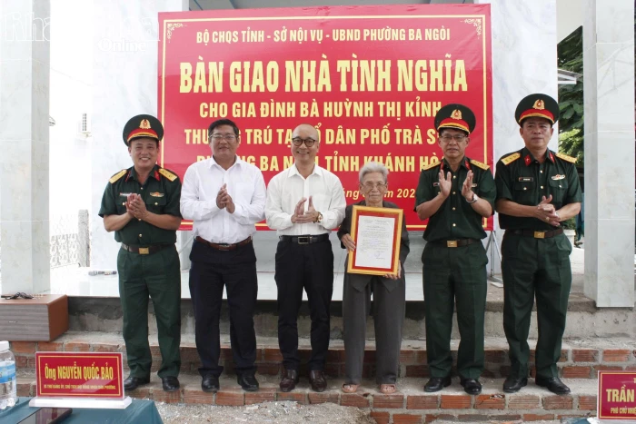 Bàn giao “Nhà tình nghĩa” cho gia đình người có công tại phường Ba Ngòi