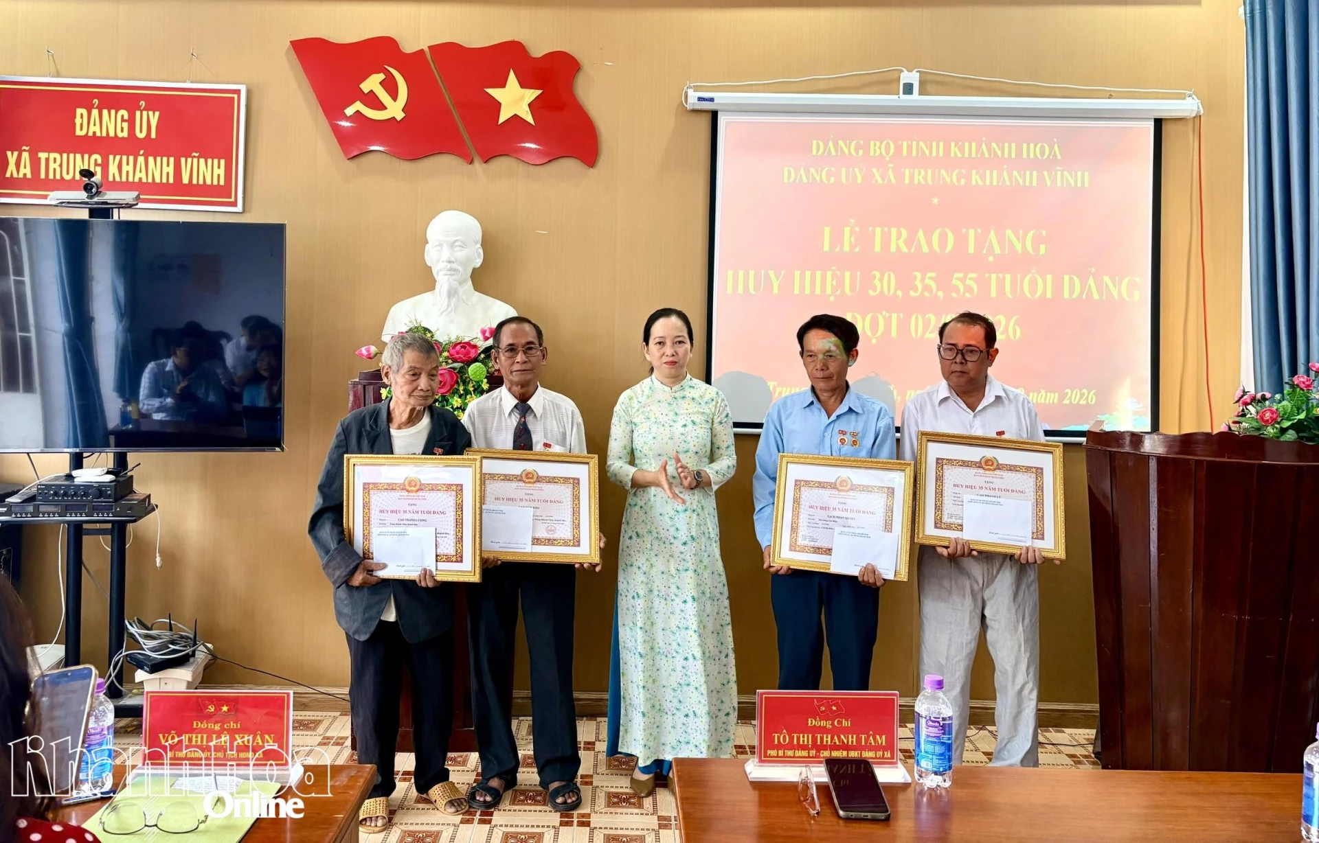 Bà Tô Thị Thanh Tâm - Phó Bí thư Thường trực Đảng ủy xã trao Huy hiệu 35 năm tuổi Đảng cho các đảng viên.