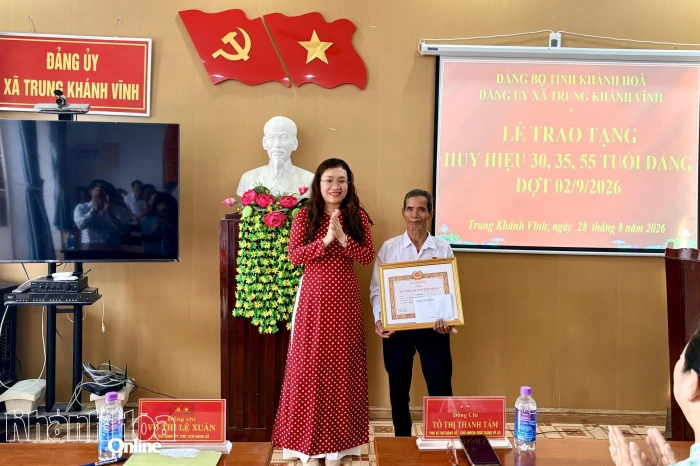 Đảng ủy xã Trung Khánh Vĩnh trao Huy hiệu Đảng cho 7 đảng viên