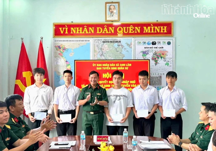 Xã Cam Lâm trao quyết định gọi nhập ngũ cho các thí sinh trúng tuyển năm 2026