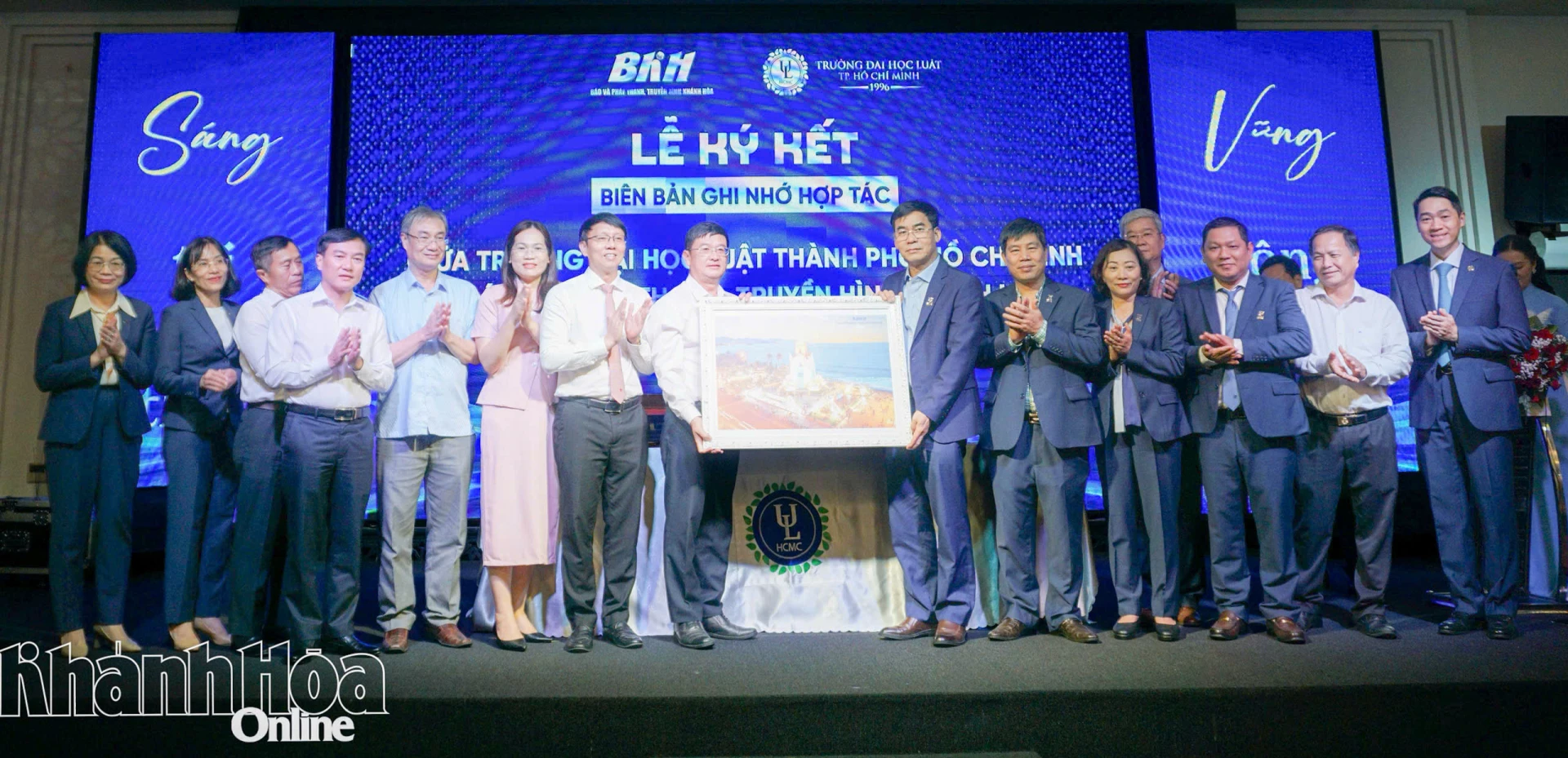 Lãnh đạo Trường Đại học Luật TP. Hồ Chí Minh tặng quà lưu niệm cho lãnh đạo Báo và Phát thanh, Truyền hình Khánh Hòa.