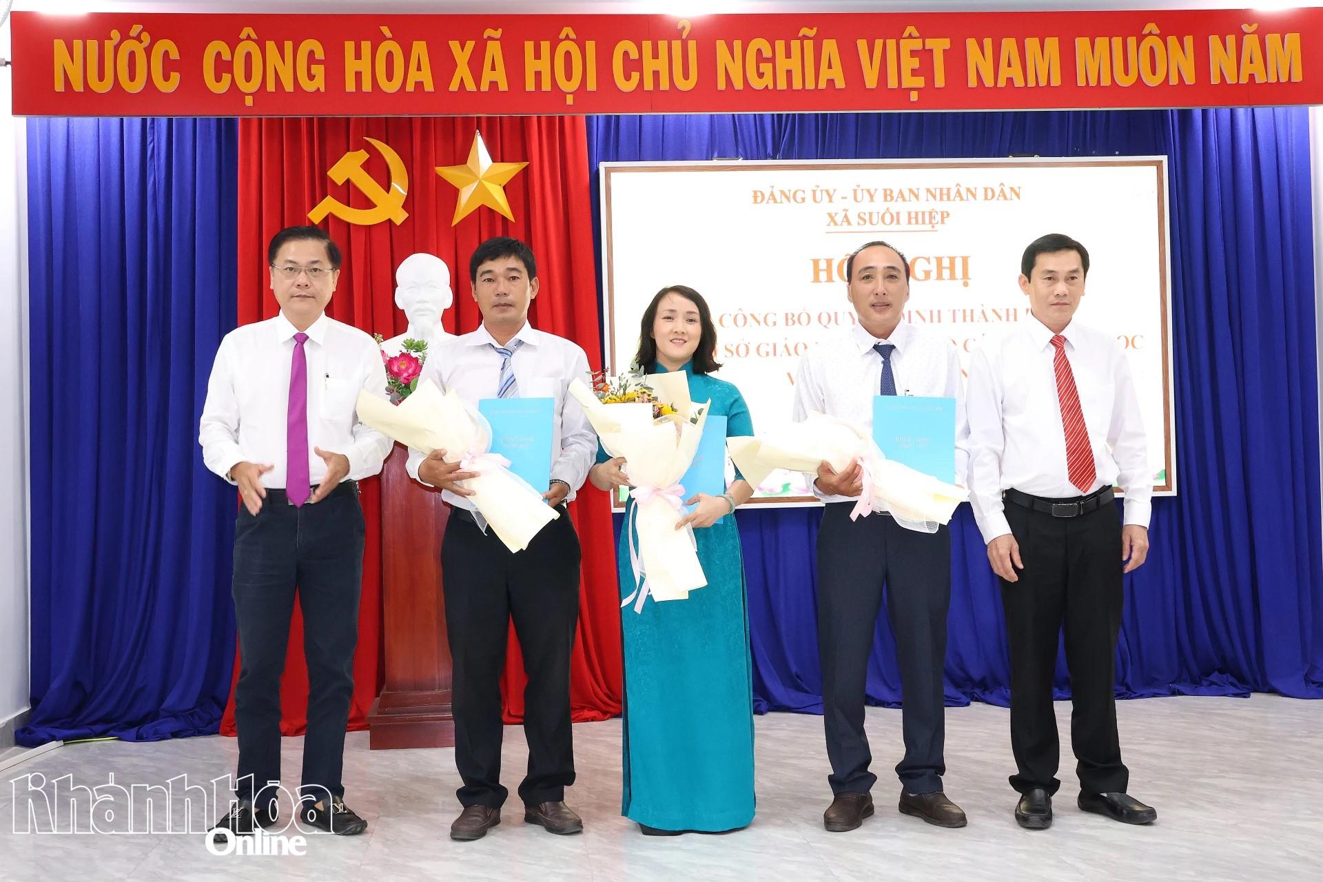 Lãnh đạo Đảng ủy và UBND xã trao quyết định thành lập trường cho các hiệu trưởng.