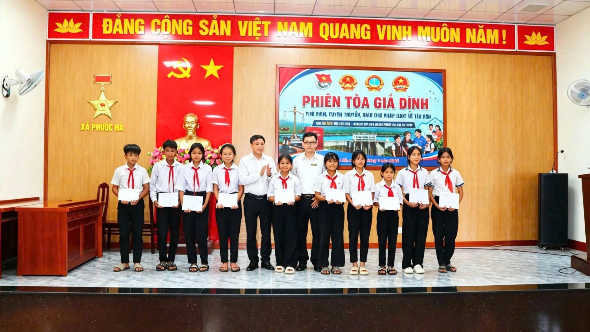 Các học sinh nhận quà tại chương trình.