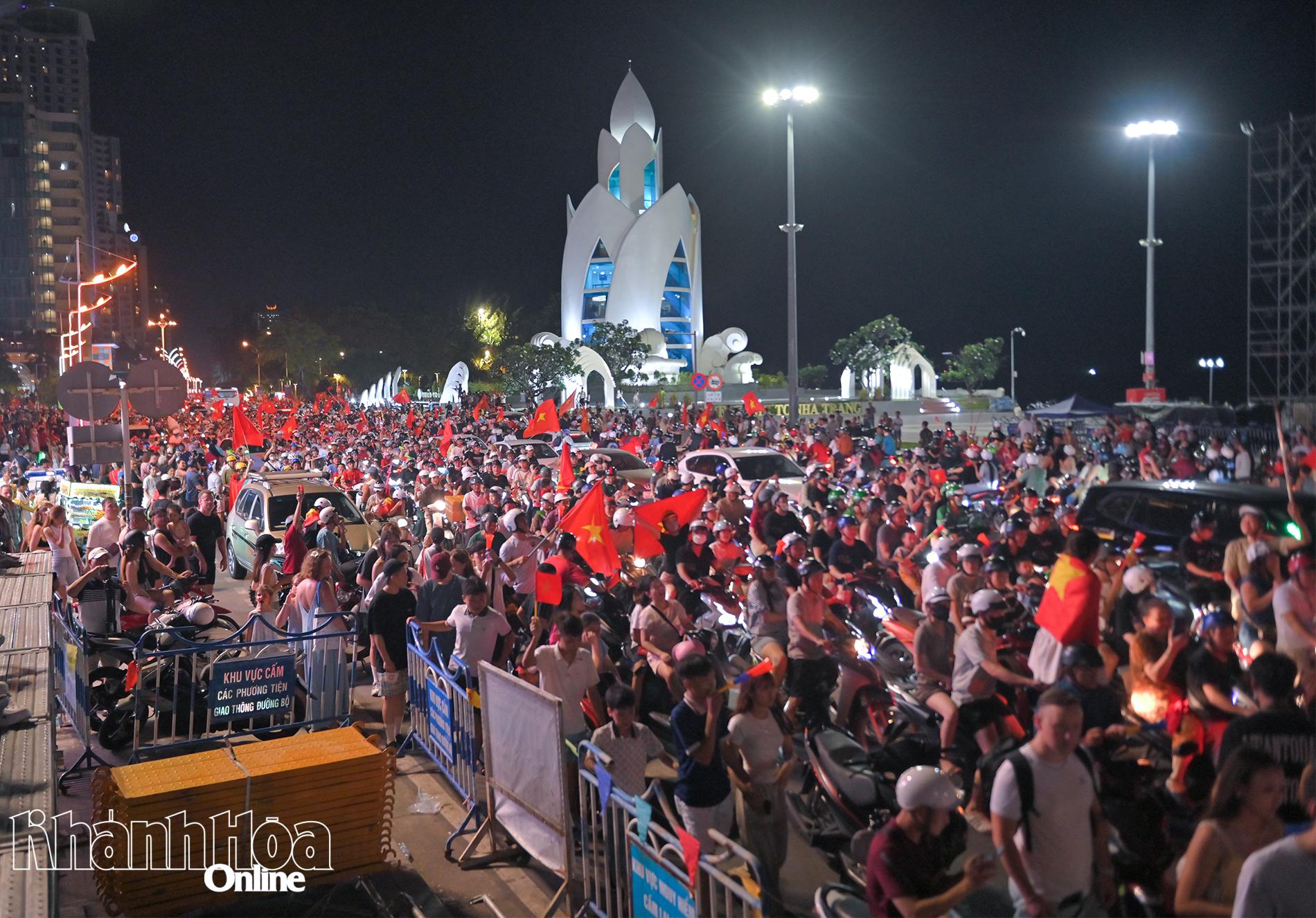 Thousands of people pour into the streets to celebrate Vietnams AFF Cup 2026 title