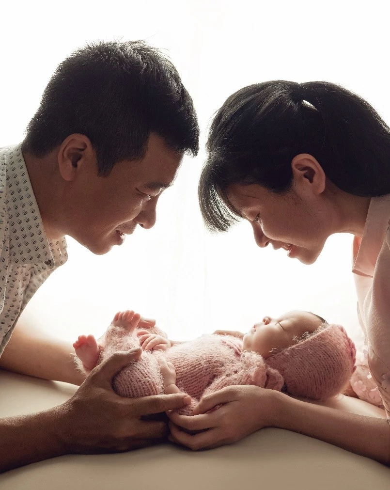 Bé Minh Hạ trong vòng tay ba mẹ. Ảnh: NVCC