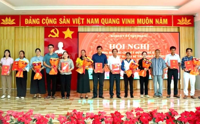 Đảng ủy xã Vạn Thắng công bố các quyết định về công tác cán bộ