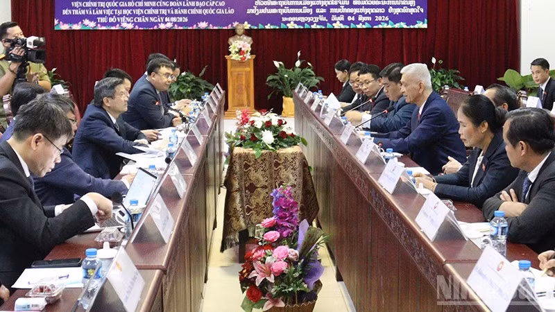 Đồng chí Đoàn Minh Huấn và đoàn công tác làm việc tại Học viện Chính trị và Hành chính quốc gia Lào.