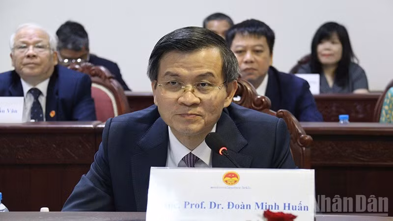 Đồng chí Đoàn Minh Huấn phát biểu tại buổi làm việc.