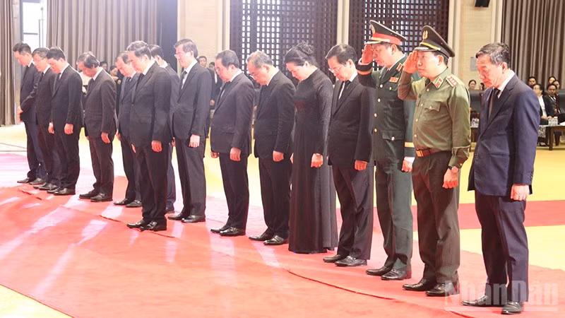 Chủ tịch Quốc hội Trần Thanh Mẫn viếng đồng chí Saysomphone Phomvihane