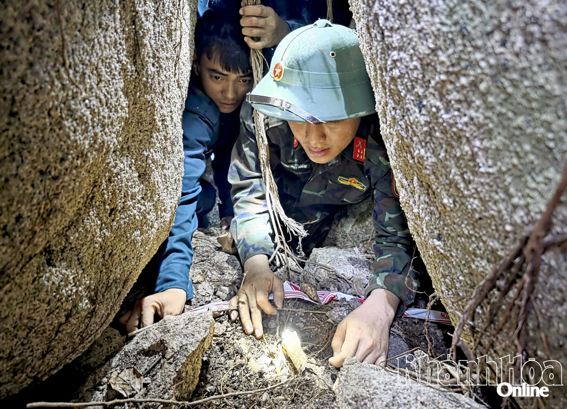 Lực lượng tìm kiếm của phường Nam Nha Trang thực hiện khoanh vùng tại khu vực phát hiện hài cốt nghi của liệt sĩ.