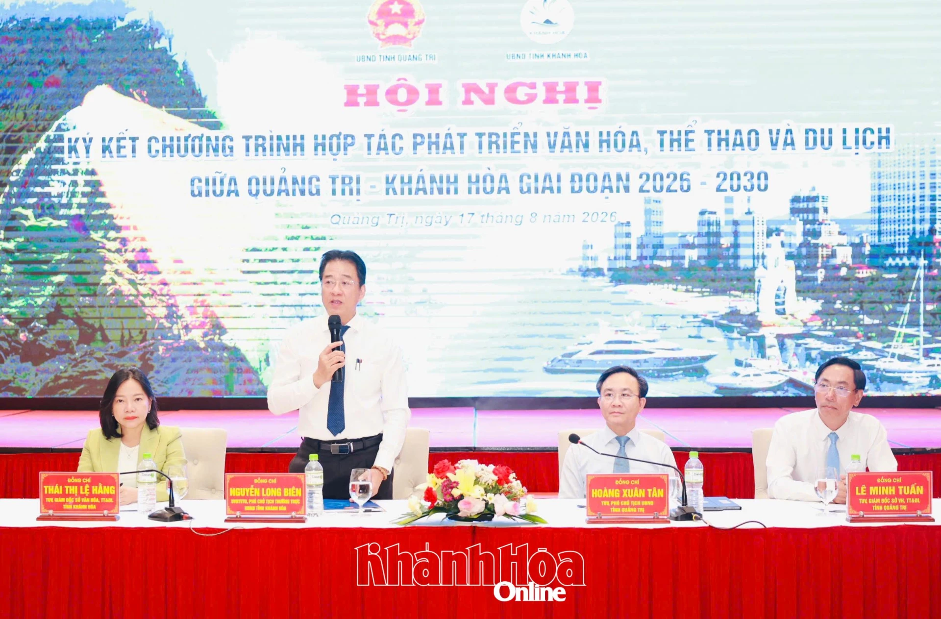 Chủ trì hội nghị.
