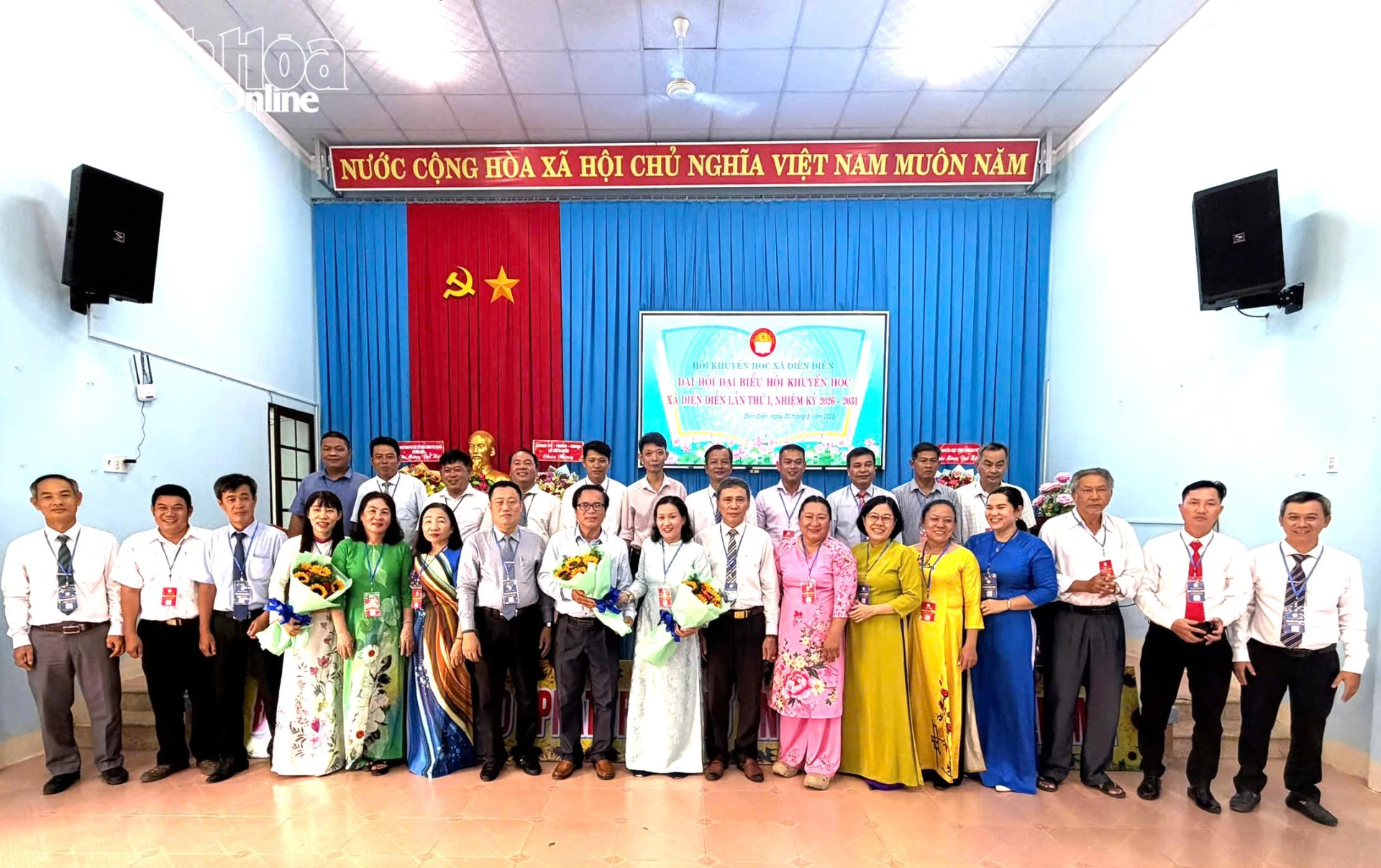 Lãnh đạo Đảng uỷ xã tặng hoa chúc mừng Ban Chấp Hành Hội khuyến học xã Diên Điền.