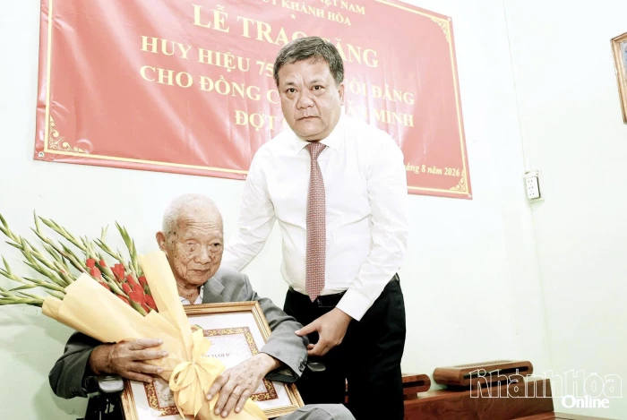 Bí thư Tỉnh ủy Trần Phong trao Huy hiệu 75 năm tuổi Đảng cho đảng viên Lê Văn Minh