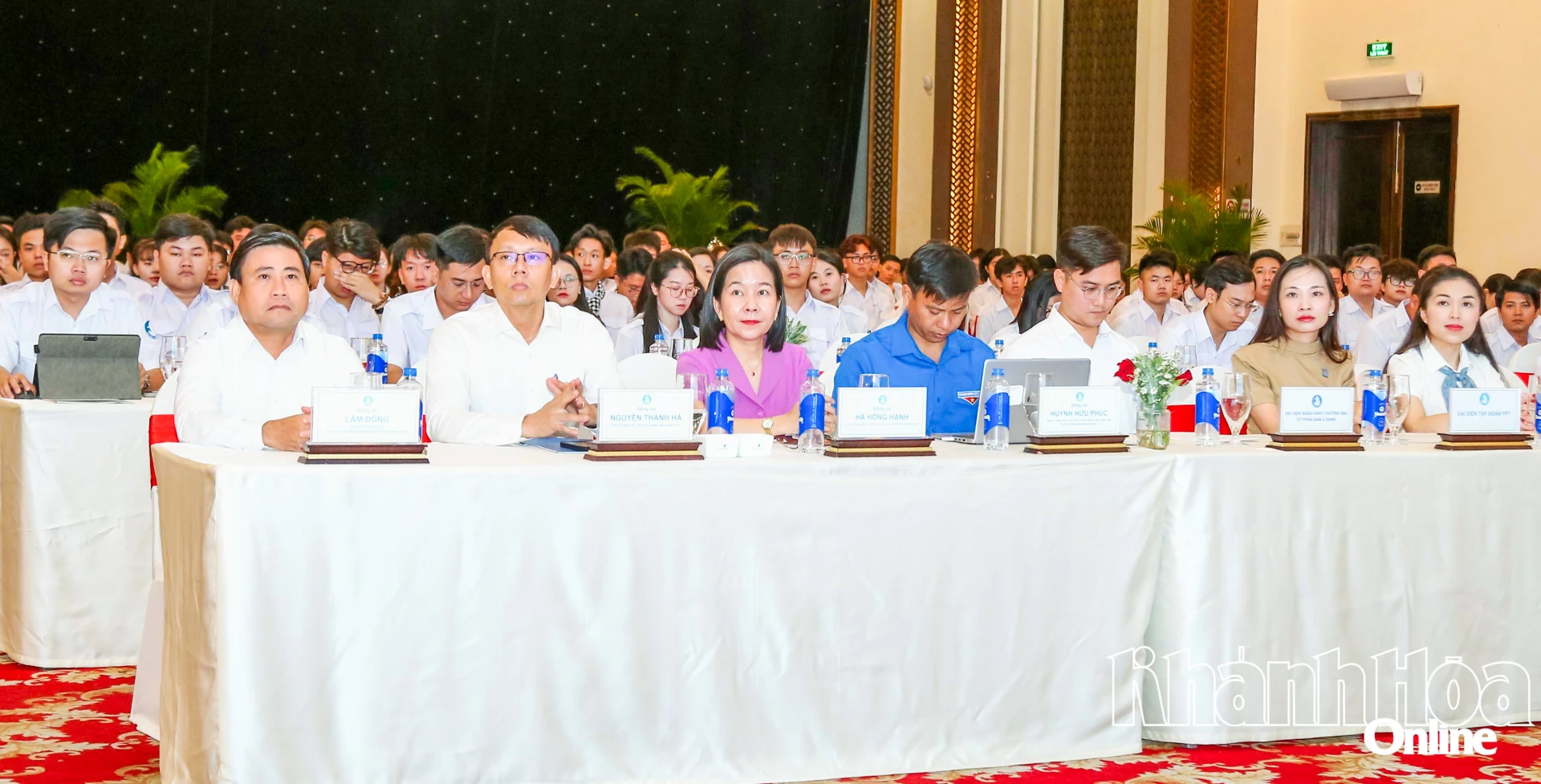 Đồng chí Lâm Đông, đồng chí Nguyễn Thanh Hà và các đại biểu tham dự hội nghị.
