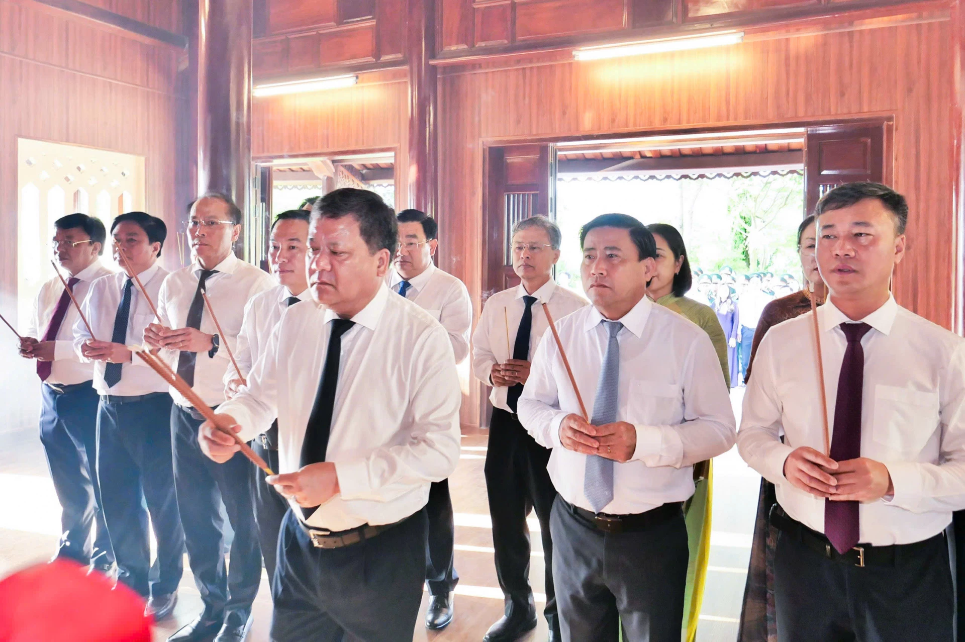 Các đồng chí Thường trực Tỉnh ủy dâng hương tại Đền thờ Bác Hồ và các anh hùng, liệt sĩ tại Nghĩa trang liệt sĩ Hòn Dung.
