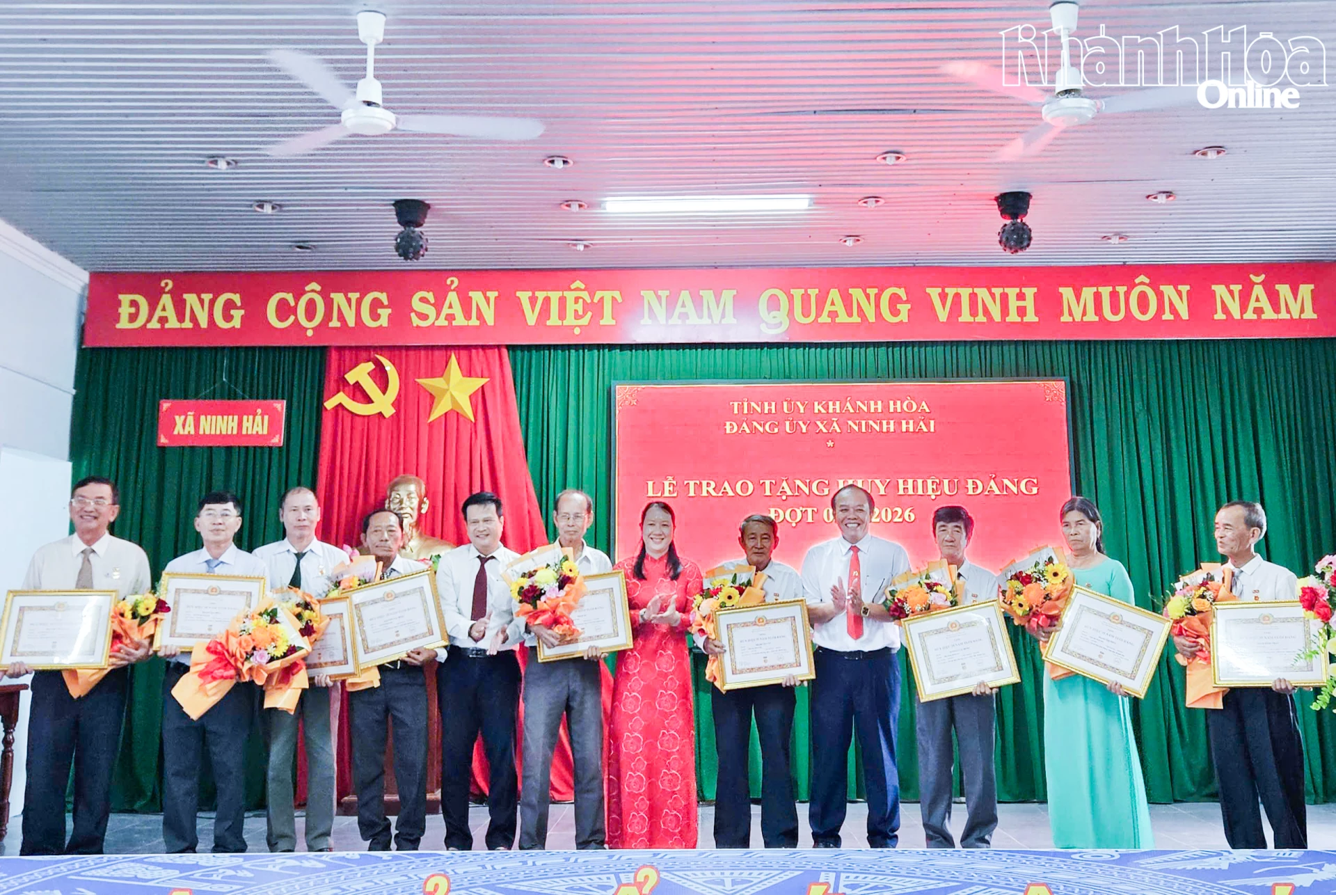 Lãnh đạo xã Ninh Hải trao Huy hiệu 35 năm tuổi Đảng và tặng hoa chúc mừng các đảng viên.