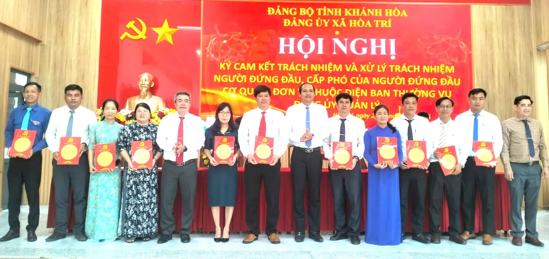 Lãnh đạo xã Hòa Trí chúc mừng cấp trưởng các đơn vị ký cam kết.