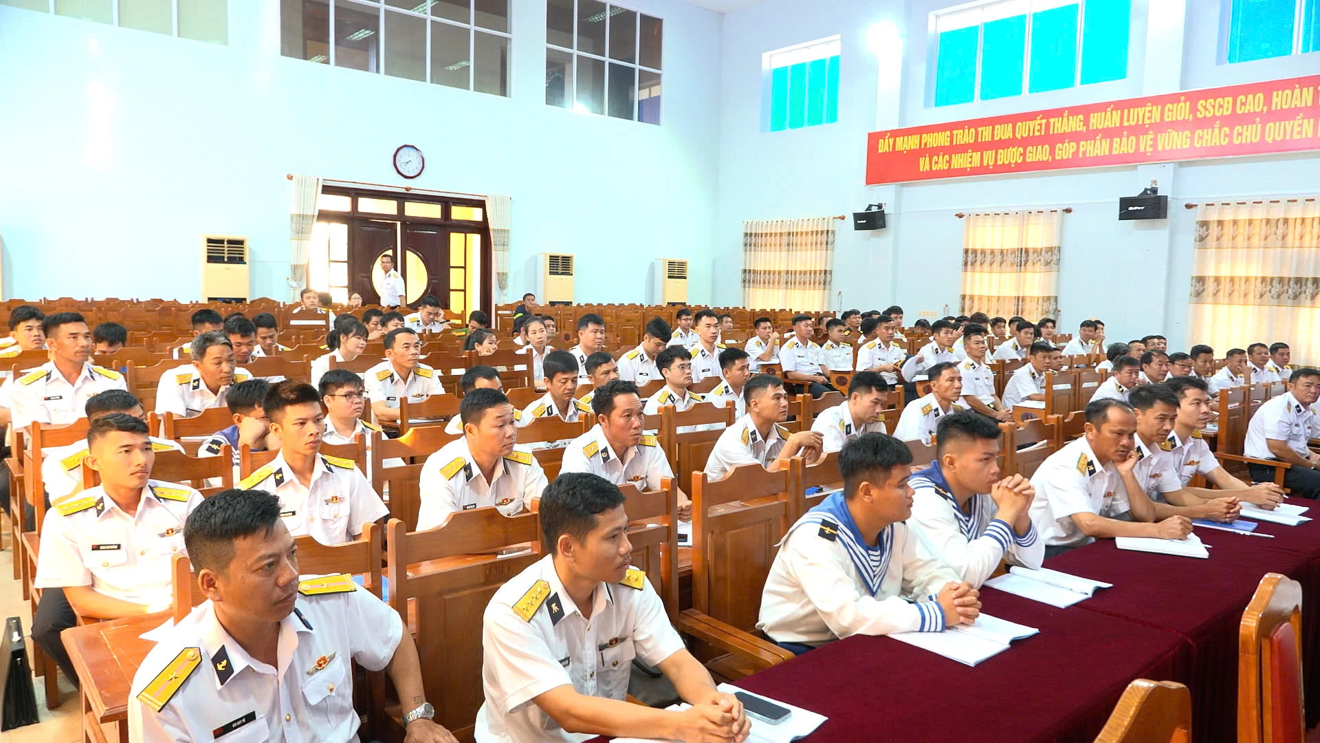 Quang cảnh buổi khai mạc huấn luyện.
