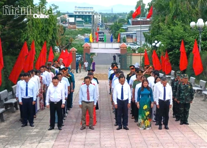 Tổ chức dâng hương tưởng niệm và lấy mẫu sinh phẩm hài cốt liệt sĩ tại Nghĩa trang liệt sĩ Diên Khánh