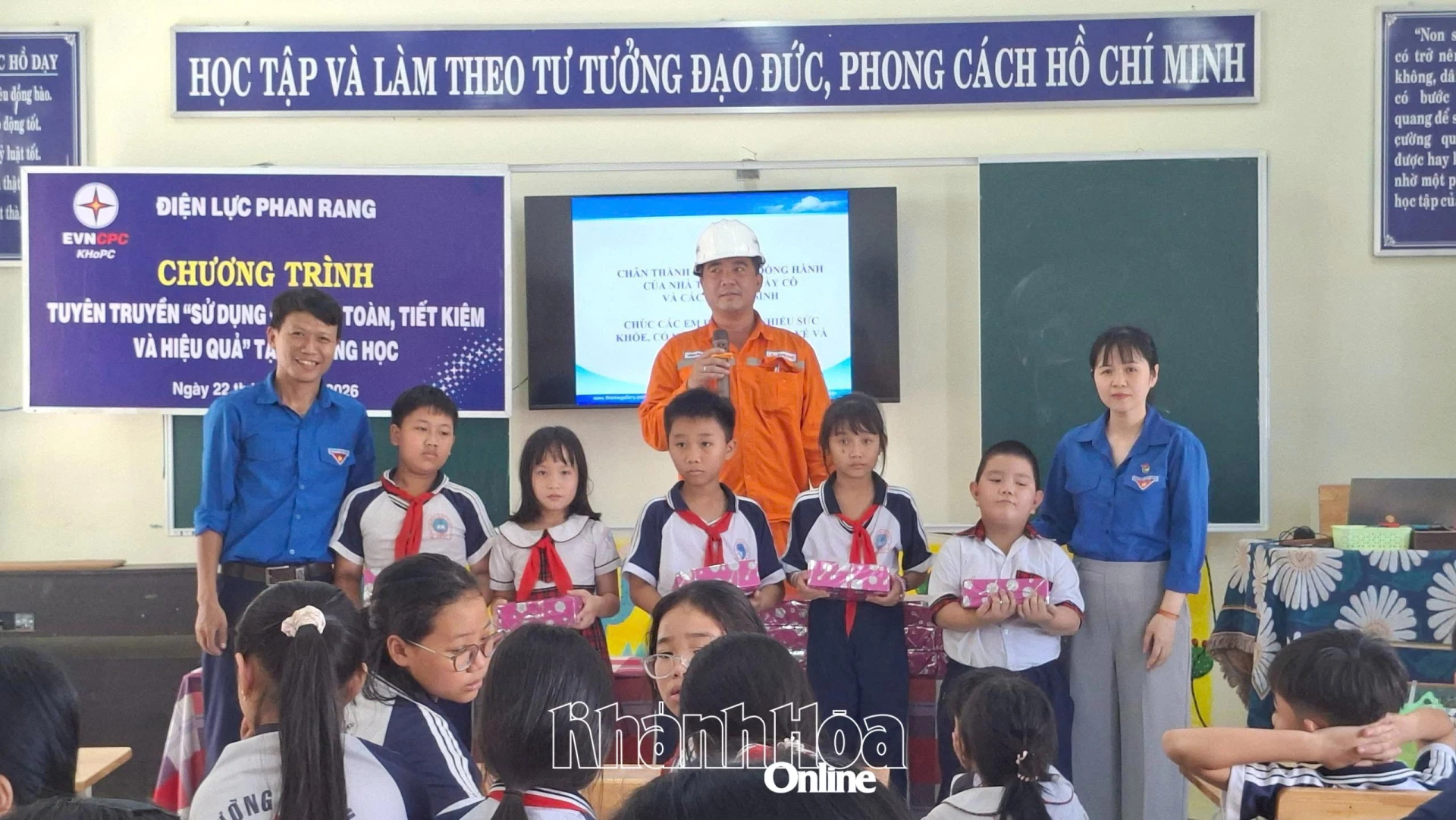 Đoàn viên Chi đoàn Điện lực Phan Rang tuyên truyền sử dụng điện an toàn, tiết kiệm và trao quà cho học sinh Trường Tiểu học Đô Vinh 2.