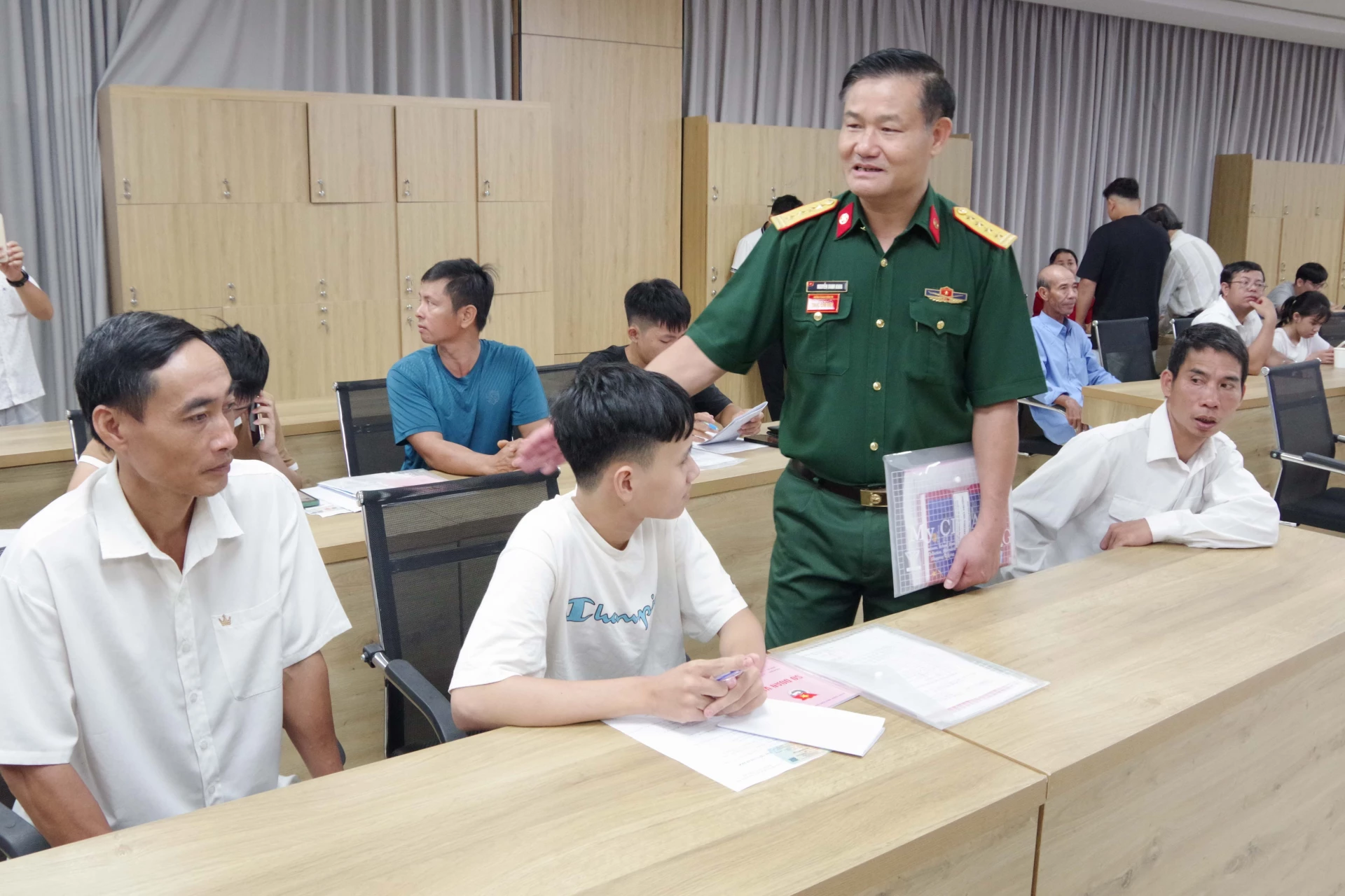 Đại tá Nguyễn Danh Khoa - Phó Hiệu trưởng Nhà trường kiểm tra công tác tổ chức tiếp nhận sinh viên.