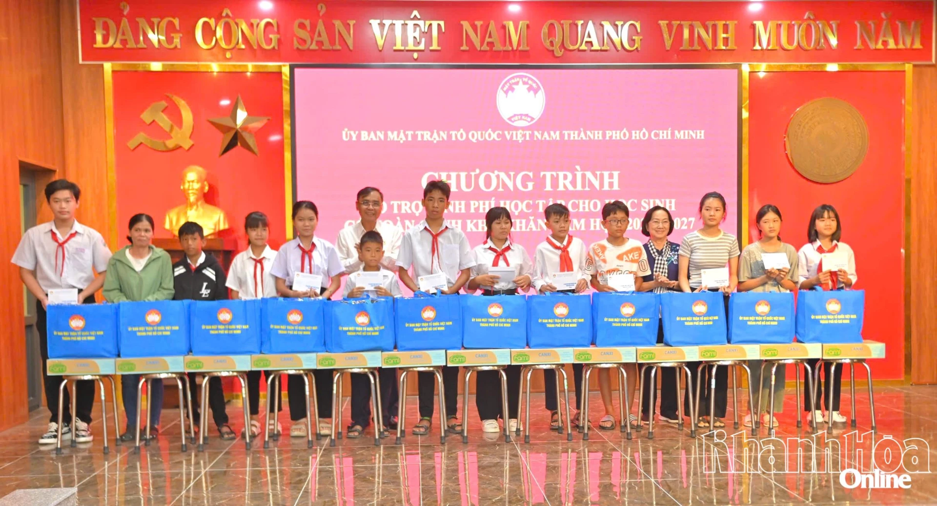 Ông Nguyễn Minh Hoàng - Phó Chủ tịch Ủy ban MTTQ Việt Nam TP. Hồ Chí Minh, Chủ tịch Hội Cựu chiến binh thành phố và bà Trương Thị Ánh - Phó Chủ tịch Hội bảo trợ bệnh nhân nghèo thành phố trao quà cho các học sinh.