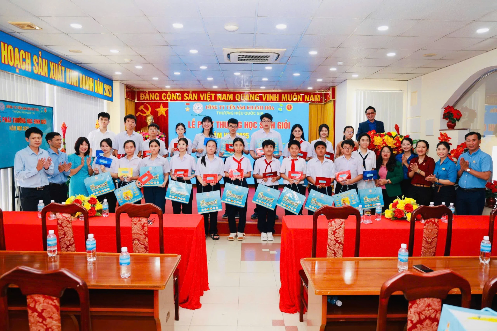 2. TRAO THƯỞNG CHO HỌC SINH GIỎI 9 NĂM LIỀN