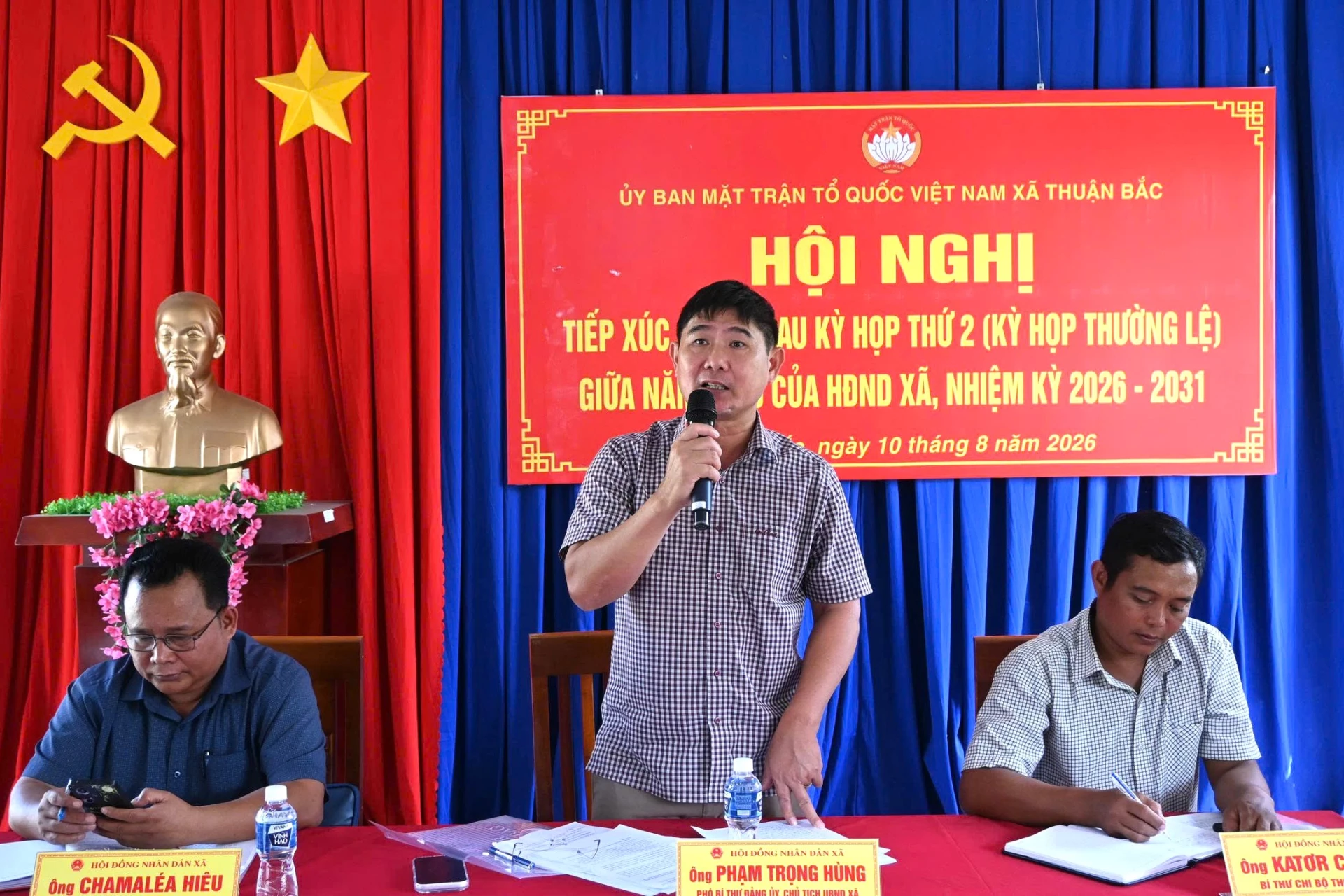 Ông Phạm Trọng Hùng, Chủ tịch UBND xã phát biểu tại buổi tiếp xúc Cử tri thôn Phước Kháng
