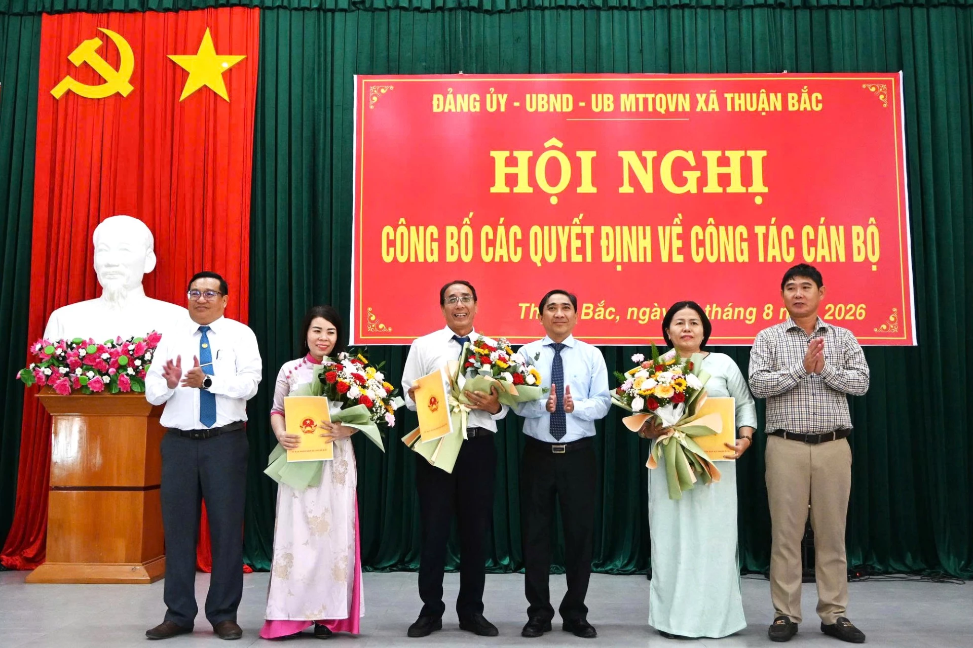 Lãnh đạo xã trao quyết định cho Bí thư Đảng bộ các Trường học