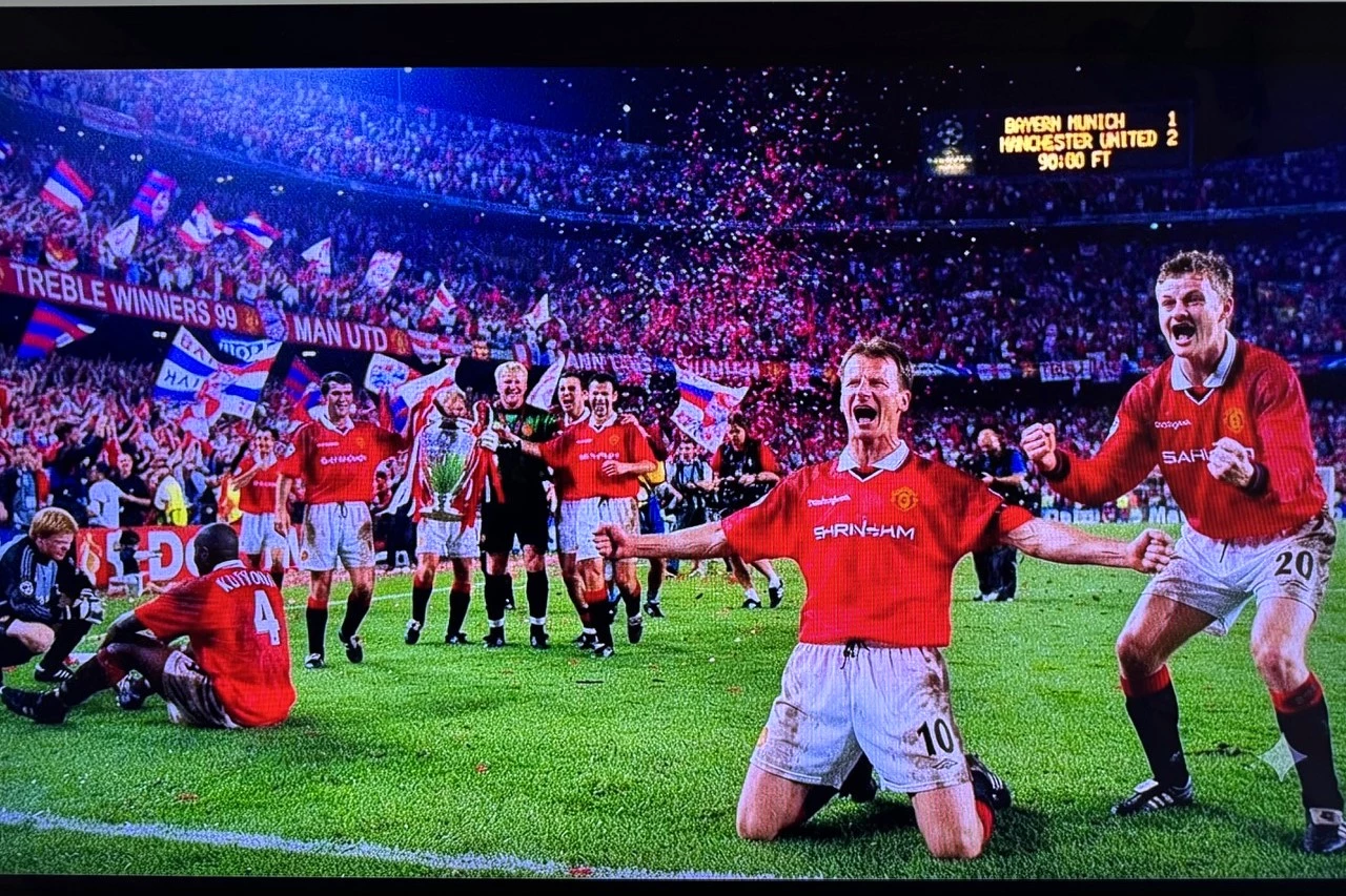 Bàn thắng của Teddy Sheringham trong trận chung kết Champions League mùa giải 1998-1999 là pha lập công gỡ hòa 1-1 ở phút 90+1 trước Bayern Munich, giúp Manchester United tạo nên cuộc lội ngược dòng lịch sử để vô địch.