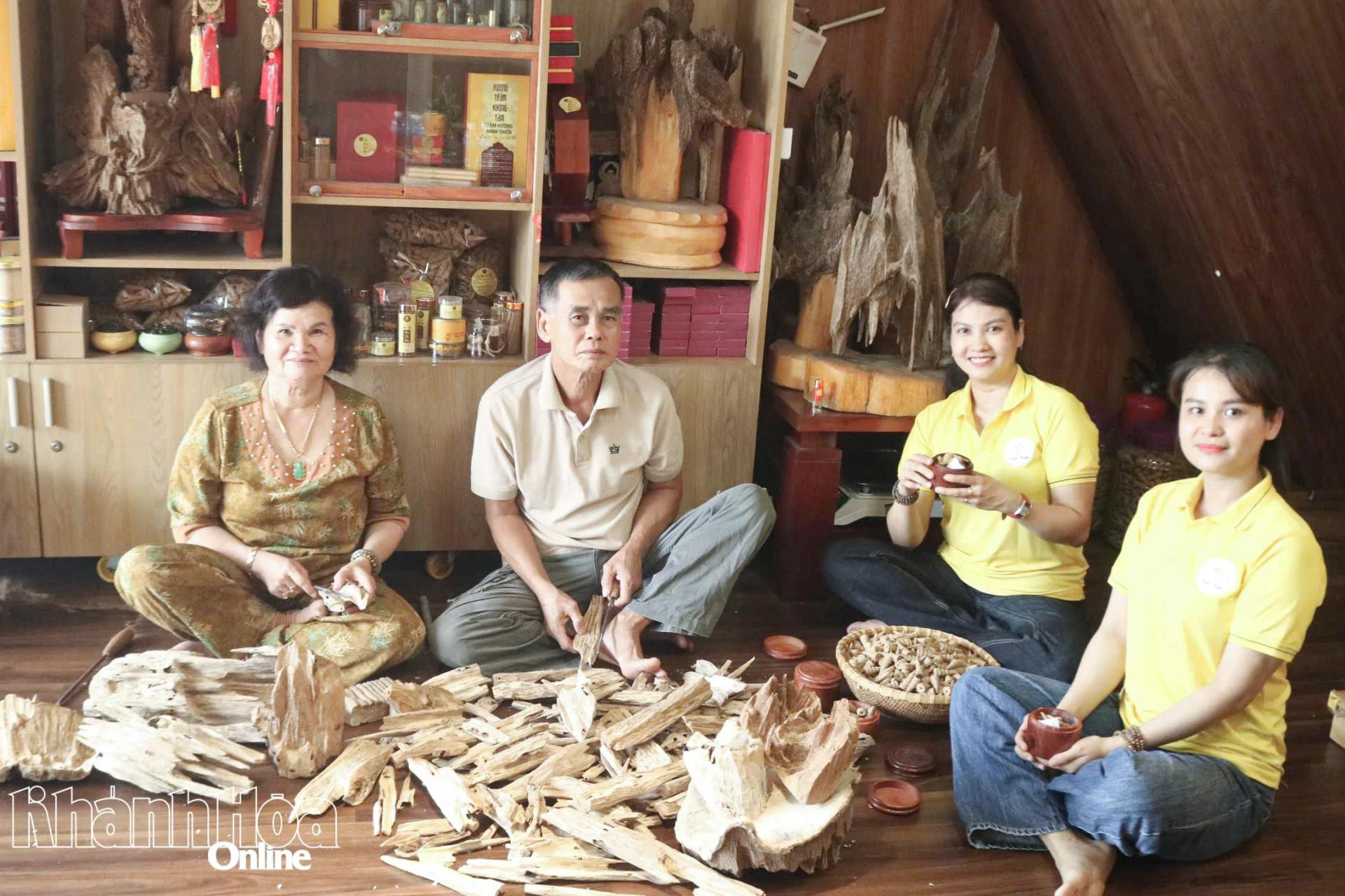 Gia đình nghệ nhân Trần Thị Thu bên những sản phẩm trầm hương do gia đình chế tác.