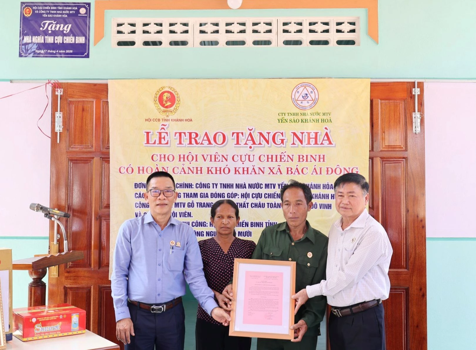 : Lãnh đạo Hội CCB tỉnh Khánh Hòa và đại diện Công ty Yến sào Khánh Hòa trao Quyết định tặng “Nhà nghĩa tình Cựu chiến binh” cho cựu chiến binh Patâu Axá Thoản.