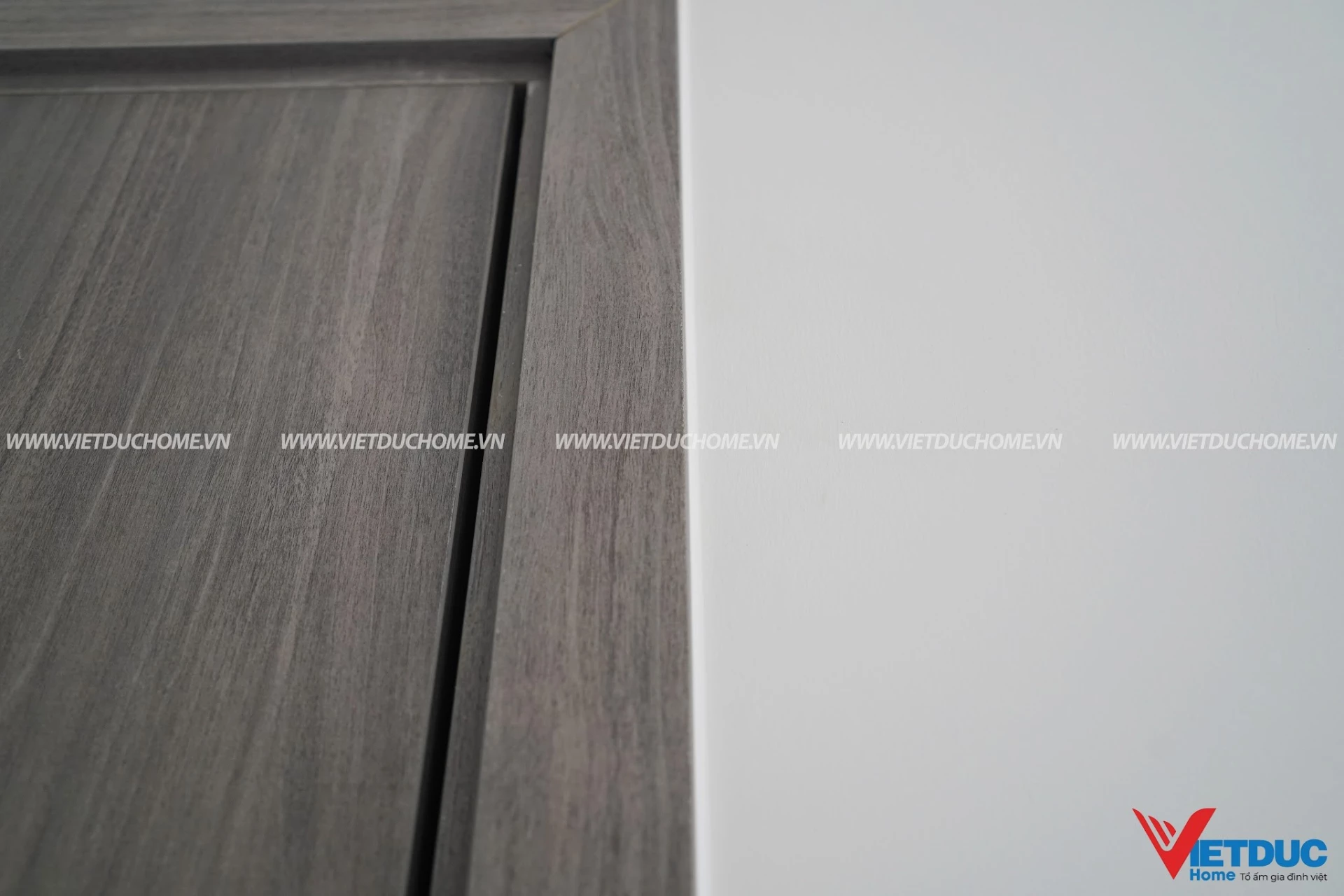 Cận cảnh cửa gỗ carbon đã lắp đặt hoàn thiện trong căn hộ - Ảnh: Việt Đức Home.