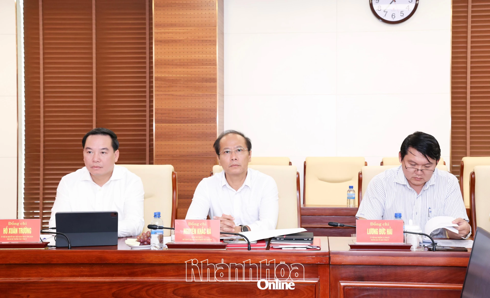 Các đồng chí: Hồ Xuân Trường, Nguyễn Khắc Hà tham dự hội nghị.