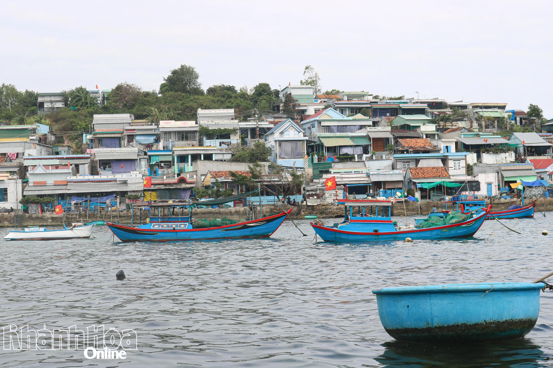 Những ngôi nhà dựng san sát trên núi.
