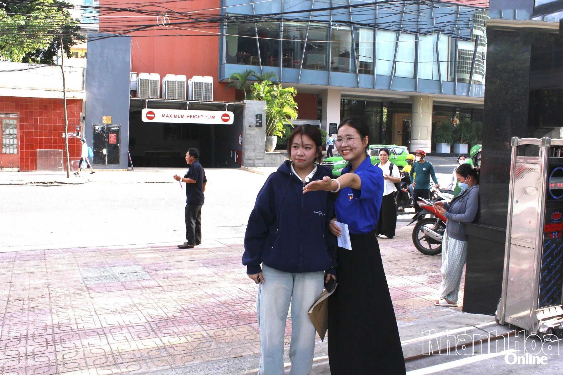 Tình nguyện viên hướng dẫn tân sinh viên nhập học. 
