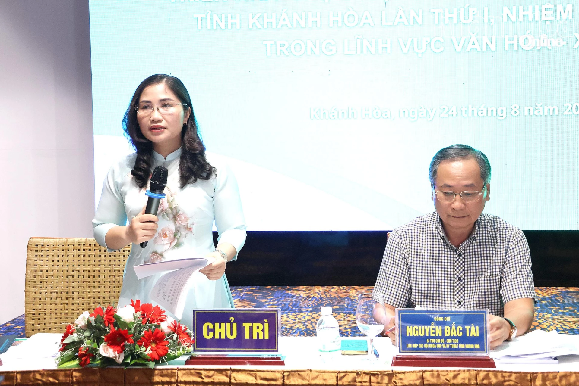 Bà Lưu Hồng Vân và ông Nguyễn Đắc Tài chủ trì phiên thảo luận tại diễn đàn.