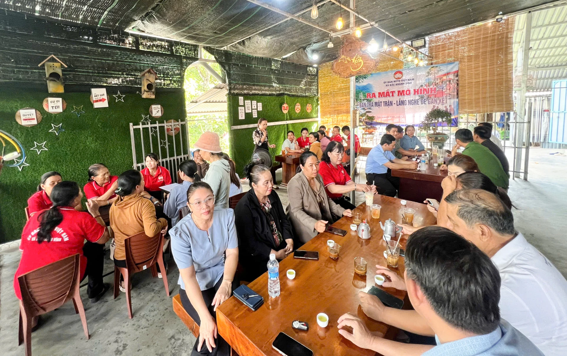 Lãnh đạo Đảng ủy, Ủy ban MTTQ Việt Nam xã và người dân tham dự ra mắt mô hình.