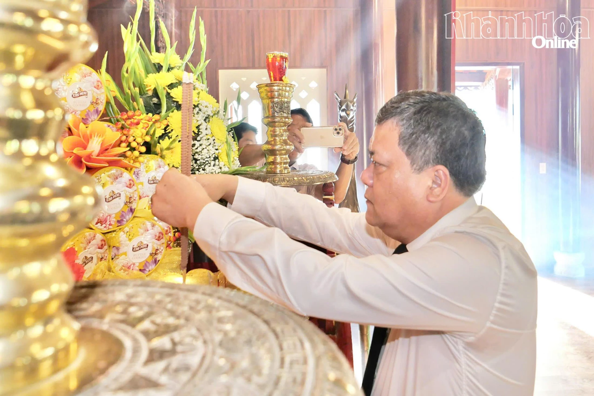 Bí thư Tỉnh ủy Trần Phong dâng hương tại Đền thờ Bác Hồ và các anh hùng liệt sĩ tại Nghĩa trang liệt sĩ Hòn Dung.