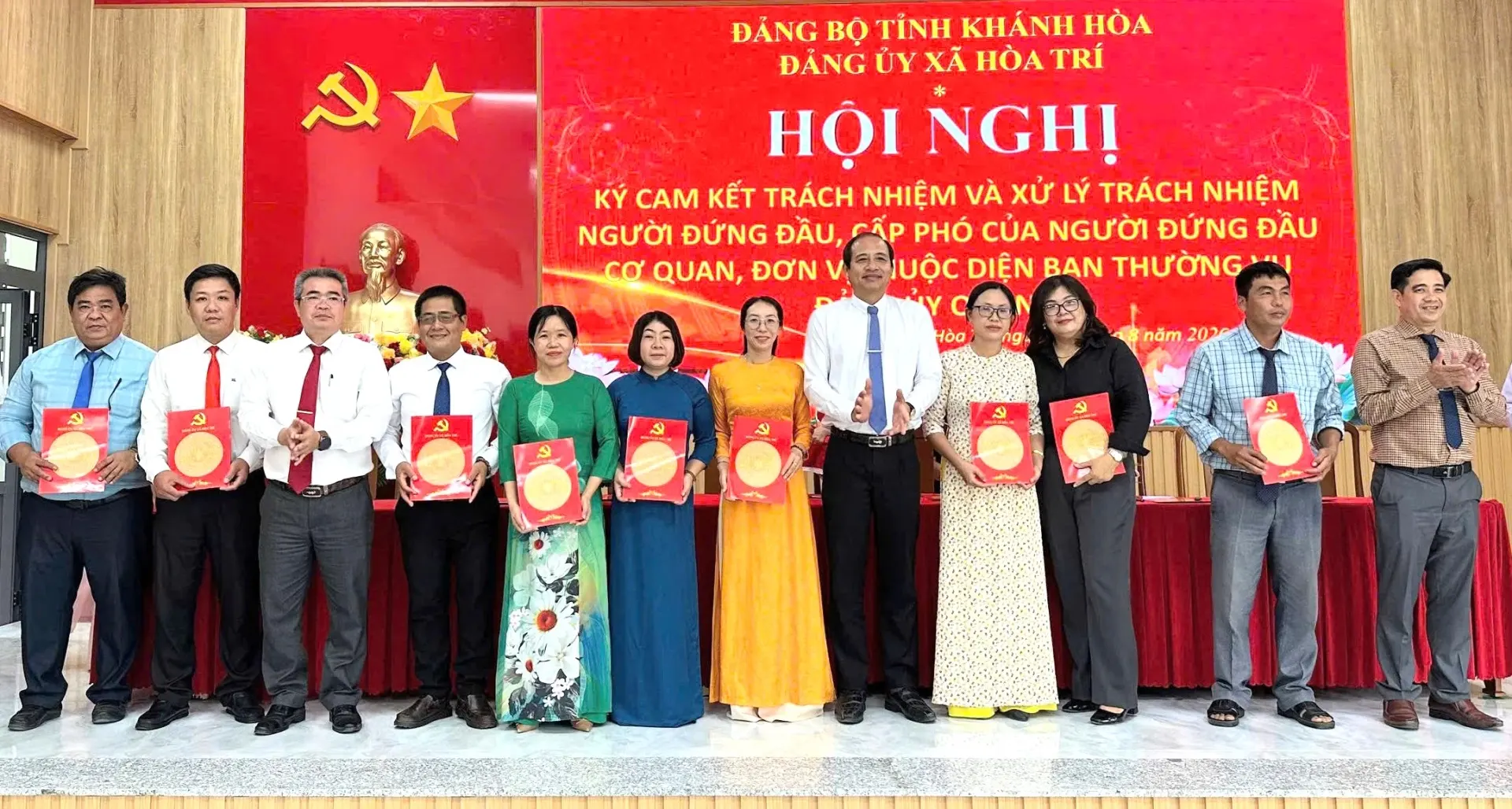 Lãnh đạo xã Hòa Trí chúc mừng cấp phó các đơn vị ký cam kết.