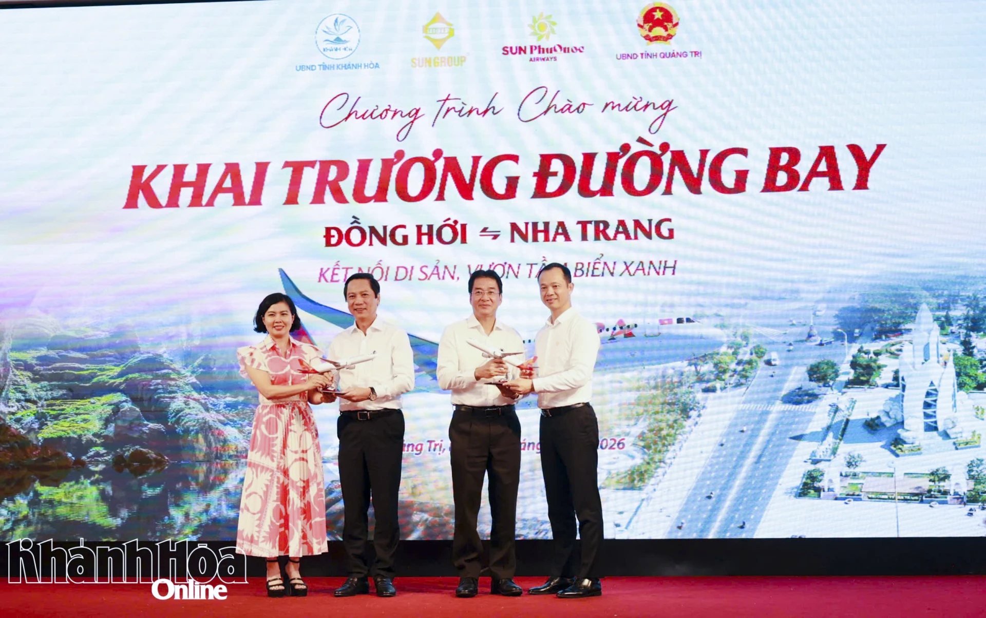 Đại diện Tập đoàn Sun Group và Sun PhuQuoc Airways tặng quà lưu niệm cho tỉnh Khánh Hòa và Quảng Trị.
