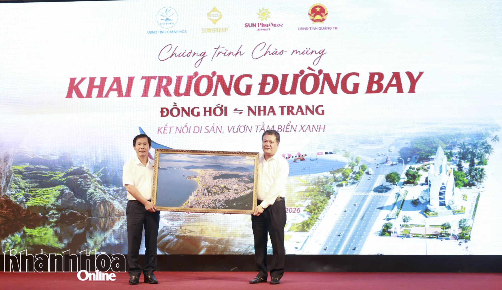 Bí thư Tỉnh ủy Khánh Hòa Trần Phong tặng quà cho tỉnh Quảng Trị.