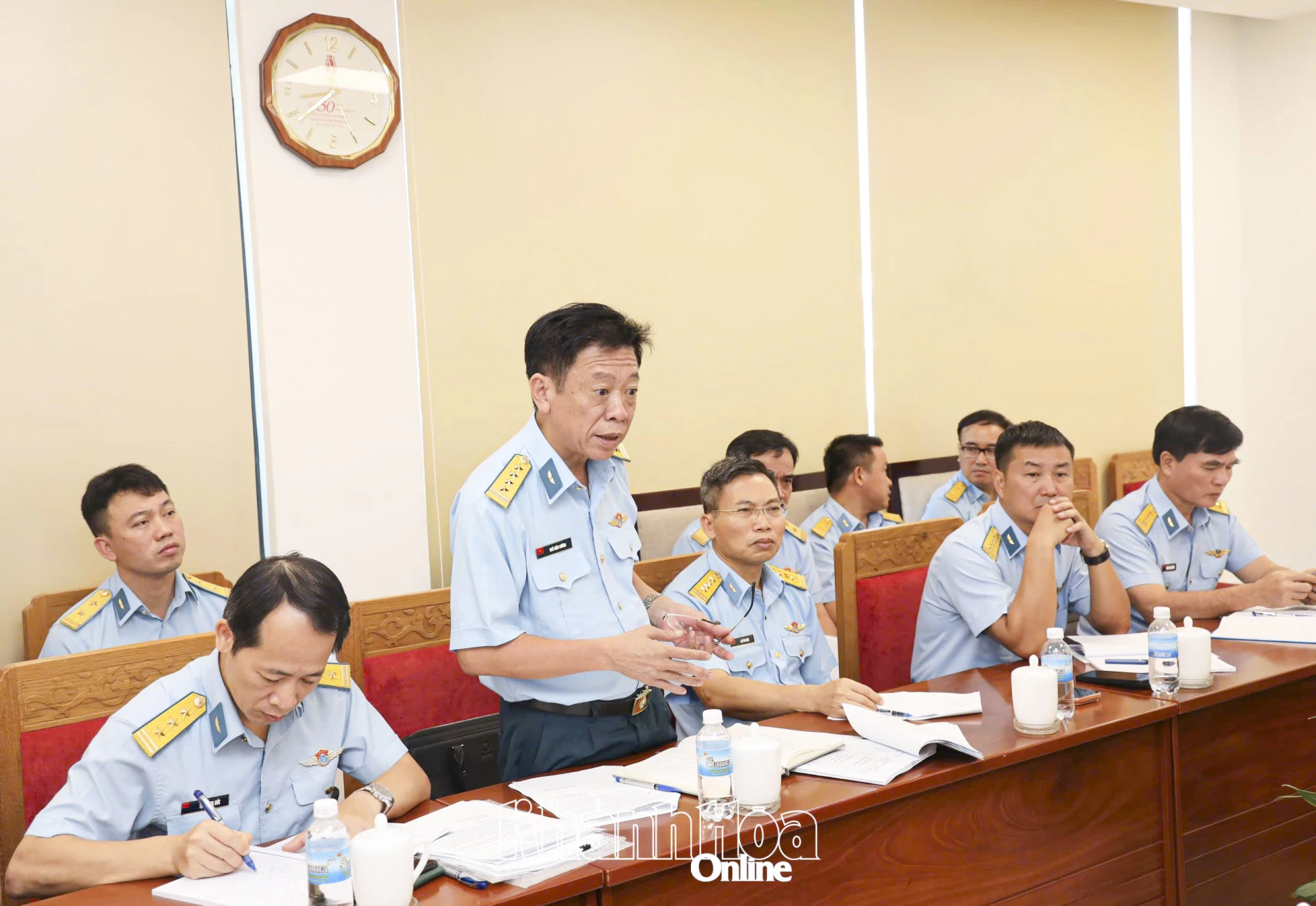 Đại diện Ban Quản lý Dự án Sân bay Thành Sơn báo cáo tại cuộc họp.